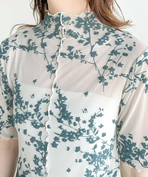 シンプルコーデに華やかさを添える。花柄フロッキーシアーハイネック 