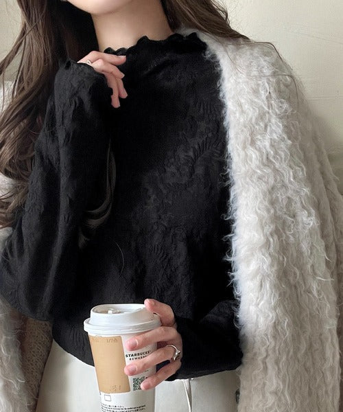 透け感で魅せる、秋の上品レイヤード。プチハイネック花柄レースメロウ