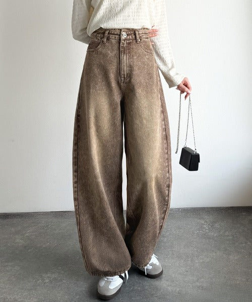 こなれ感抜群の1本。ゆったりシルエットカーブデニムエッグパンツ