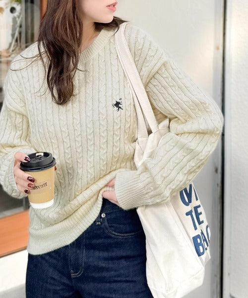 レトロ上品なトラッドテイスト。ワンポイント胸刺繍ケーブルニットプル