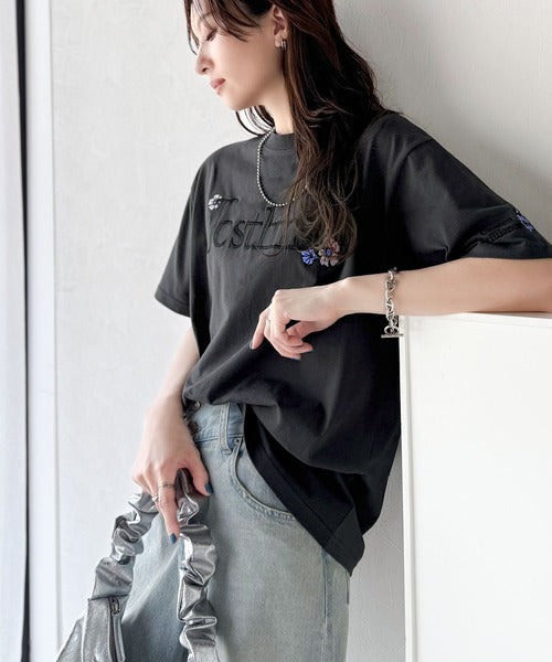 ナチュラルな中に、さりげない華。綿100％ロゴ×フラワー刺繍ビッグT