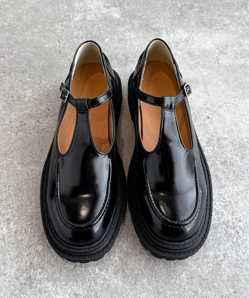 クラシック×モード、歩くたびに視線を奪う大人の足元。T