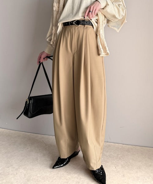 上品なカーブラインで魅了する。コクーンシルエットランタンパンツ