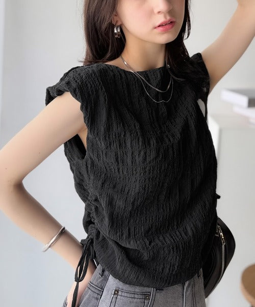 ポコポコ質感が涼しげ、夏の相棒トップス。ボートネックノースリーブ