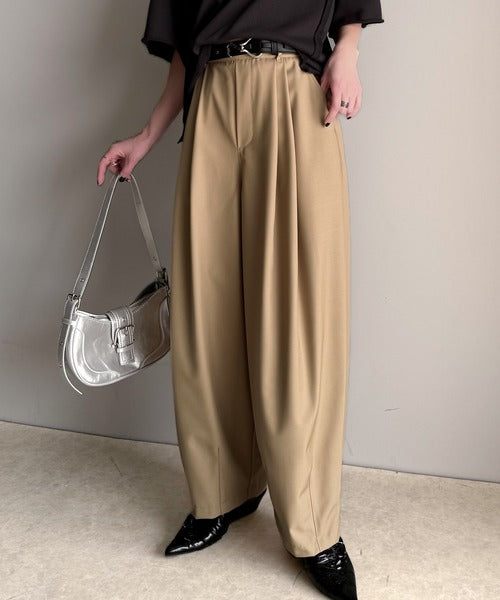 上品なカーブラインで魅了する。コクーンシルエットランタンパンツ