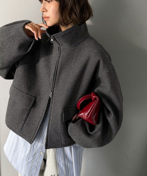 シンプルなのに映える、冬の主役アウター。ショート丈ダブルZIP