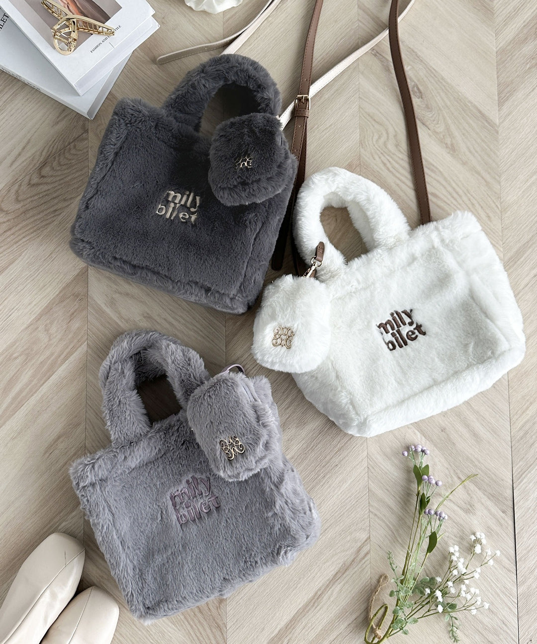 mily bilet】ふわふわのファーで魅了する。ミニポーチ付きロゴ刺繍 