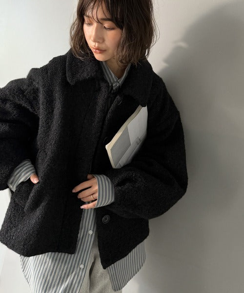 ボリューム感と抜け感の絶妙バランス。コクーン襟付きボアコート