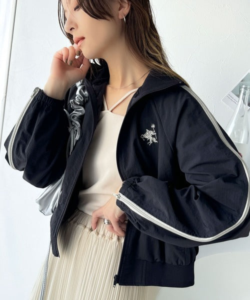 大人スポーティMIX。胸刺繍入り袖ファスナー配色ナイロンジャケット