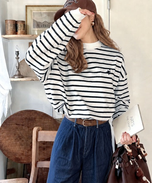 大人リラックススタイル。ワンポイント刺繍モックネック長袖Tシャツ