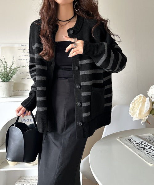 2023AW エンリカ　enrica スラブヤーンマルチボーダーカーディガン　黒 絶妙なすっきりシルエットで、華奢感がかなう。エポレットスリーブ