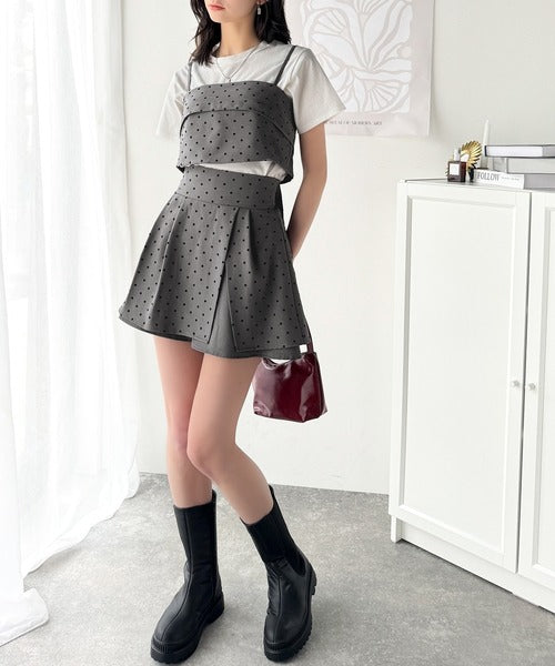 ふんわりシルエットの魅力たっぷり。フロッキードットキュロット