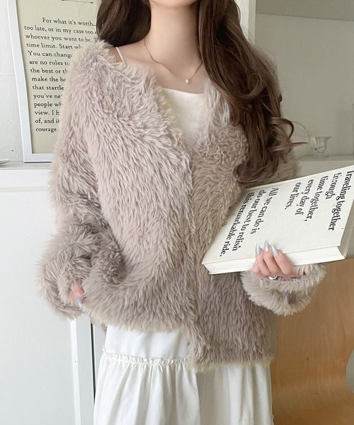 ふわっと包まれる心地よさ。モコモコフェザーニットホックカーディガン