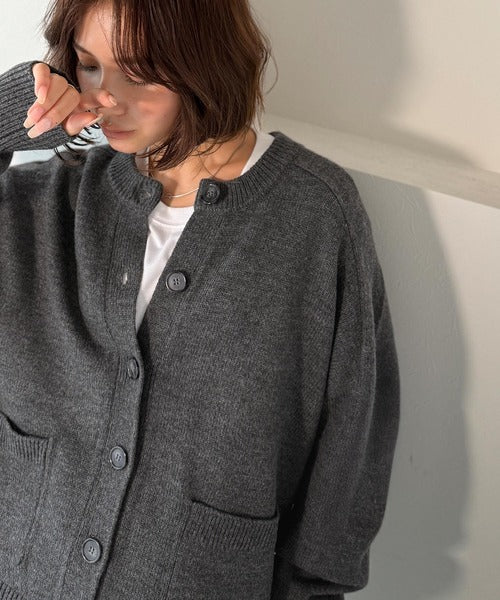 絶妙なすっきりシルエットで、華奢感がかなう。エポレットスリーブ