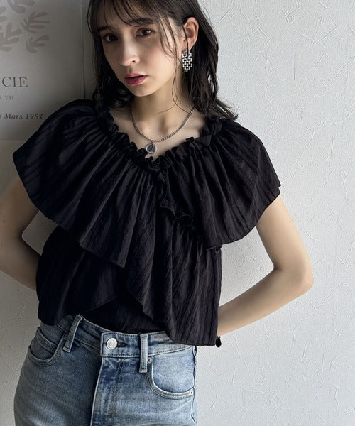 大人ガーリーに見せる。2wayオフショルフリルデザインシアーブラウス