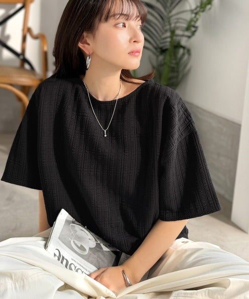 ラフなのに品よく見える。軽やかぽこぽこフクレジャガードトップス