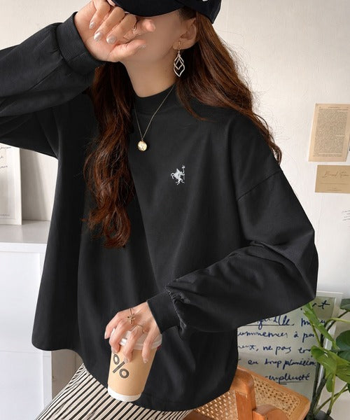大人リラックススタイル。ワンポイント刺繍モックネック長袖Tシャツ