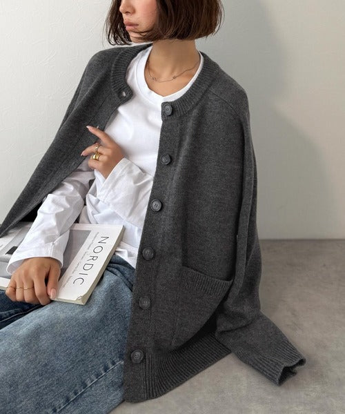 絶妙なすっきりシルエットで、華奢感がかなう。エポレットスリーブ