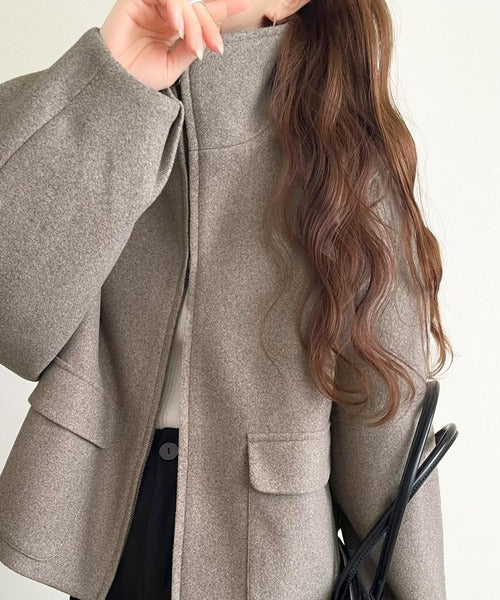 シンプルなのに映える、冬の主役アウター。ショート丈ダブルZIP