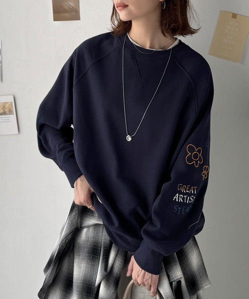 ハンドメイド風刺繍に釘付け。前後2wayランダム袖刺繍裏起毛スウェット