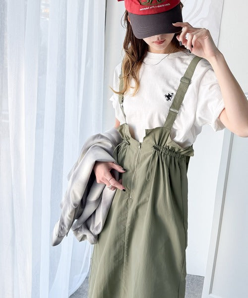 ツヤ感と品格を纏う、大人女性のミリタリースタイル。サスペンダー