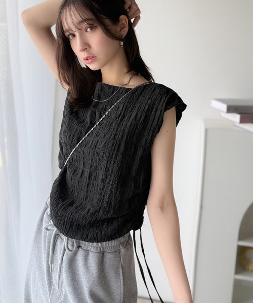 ポコポコ質感が涼しげ、夏の相棒トップス。ボートネックノースリーブ
