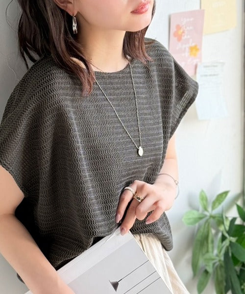 上品な透け感で華やかに決まる。レーシージャガード フレンチスリーブ