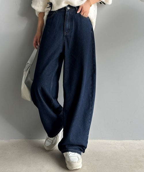 こなれ感抜群の1本。ゆったりシルエットカーブデニムエッグパンツ
