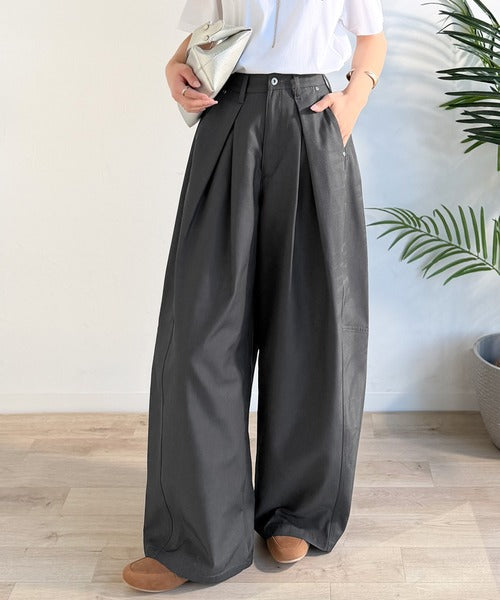 旬なワイドシルエットが目を惹く1着♪タックバレルレッグパンツ
