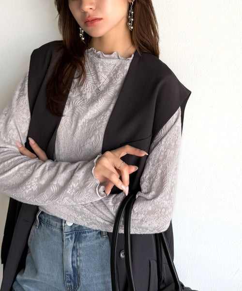 透け感で魅せる、秋の上品レイヤード。プチハイネック花柄レースメロウ