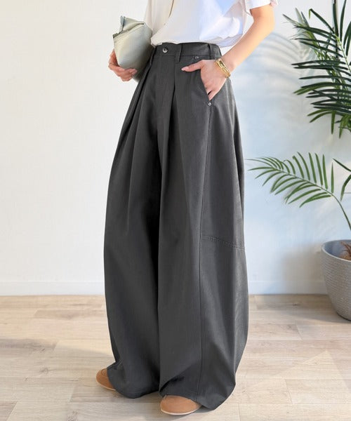 旬なワイドシルエットが目を惹く1着♪タックバレルレッグパンツ