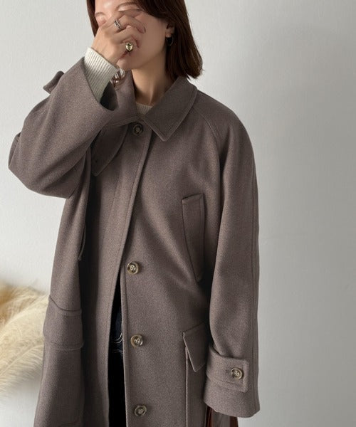 上品を纏う、主役級アウター。ロング丈比翼ステンカラーコート