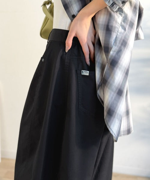 JaVaジャバコラボ》 トレンド感たっぷりの最旬シルエット。タック