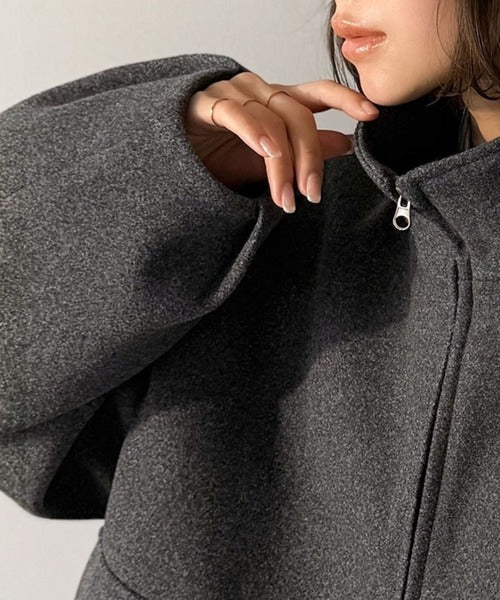 シンプルなのに映える、冬の主役アウター。ショート丈ダブルZIP