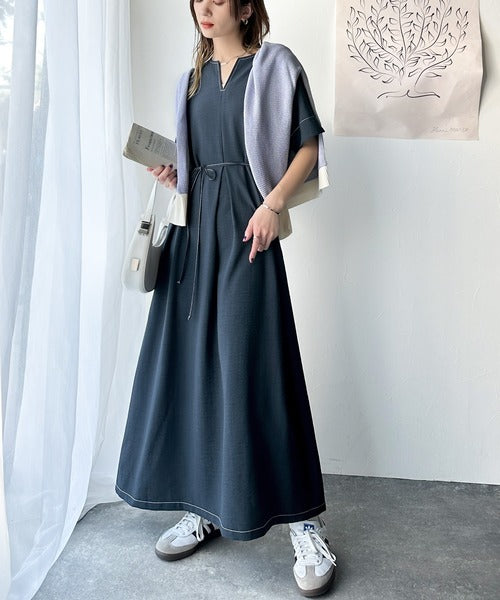 洗練された大人の抜け感。フロントタックキーネックワンピース