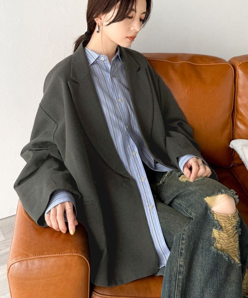 きちんと見えるのに、かたくない。袖タックダブルボタンテーラード