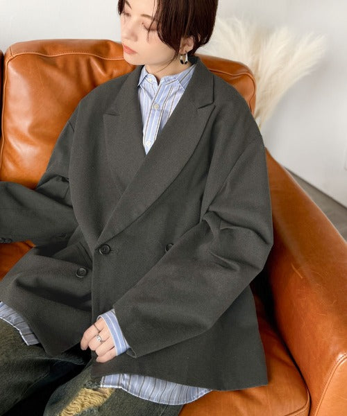 きちんと見えるのに、かたくない。袖タックダブルボタンテーラード