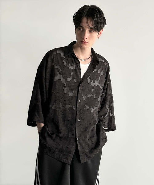 抜け感の抜け技。」フラワー柄シアージャカードドルマンシャツ／Sheer