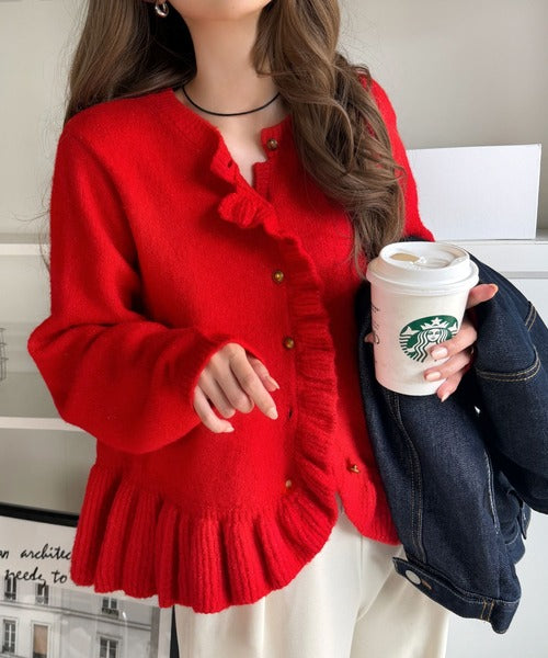 ふわっと甘く、上品に。フリルが彩る、ふわもちフリル金ボタンニット