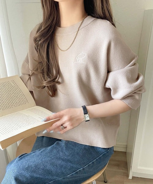 シンプルながらも洗練されたデザインで、こなれ感。胸刺繍スウェット
