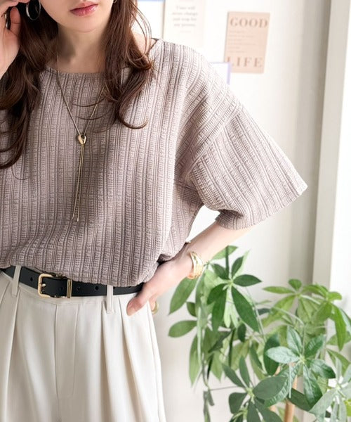 ラフなのに品よく見える。軽やかぽこぽこフクレジャガードトップス
