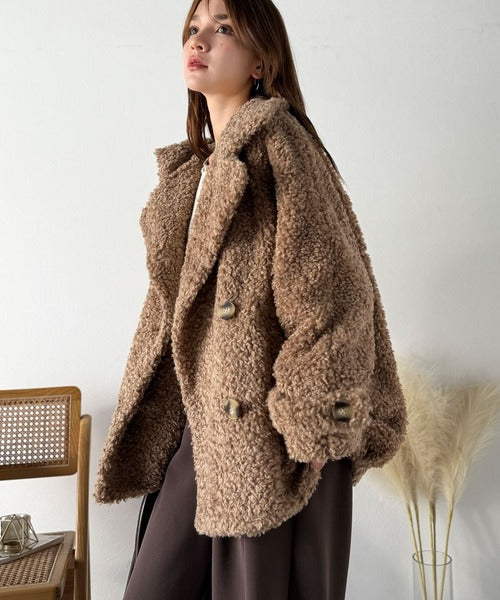 ふんわり包まれる贅沢な季節感。スタンドカラープードルボアダブル