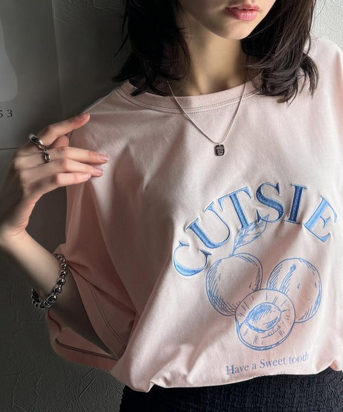 毎日のスタイルを楽しく彩る。前後2way裾ドロストフルーツグラフィック