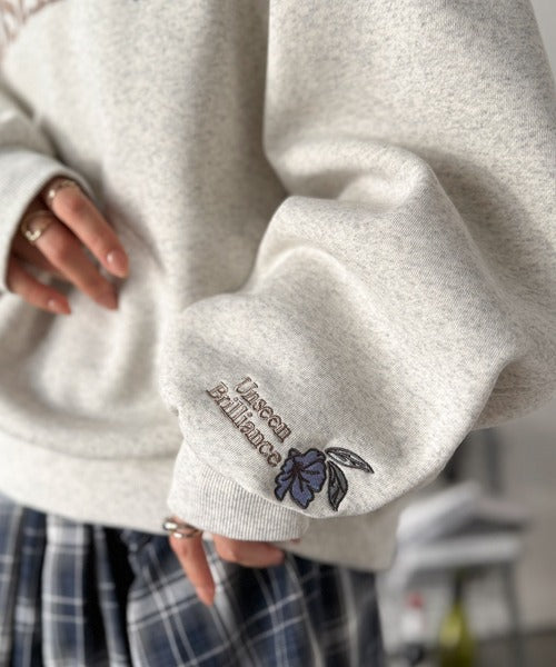 シンプルなのに一際映える。フラワー刺繍裏起毛スウェット ce1260457