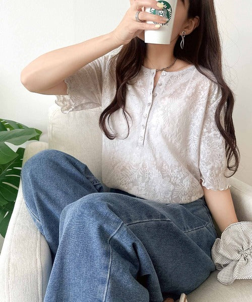 シアー花柄ジャガードで魅せる大人のこなれ感。総柄シアーヘンリー