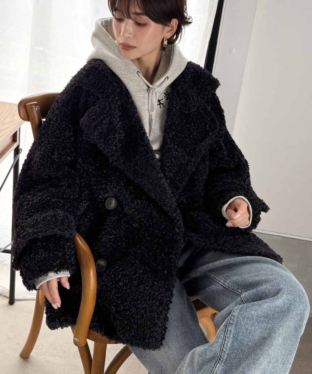 ふんわり包まれる贅沢な季節感。スタンドカラープードルボアダブル