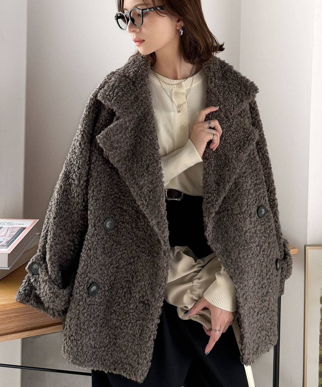 ふんわり包まれる贅沢な季節感。スタンドカラープードルボアダブル