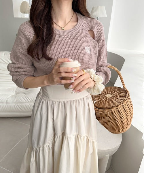 mily bilet】ヘルシーな肌見せで抜け感をプラス。肩スリット胸刺ニット