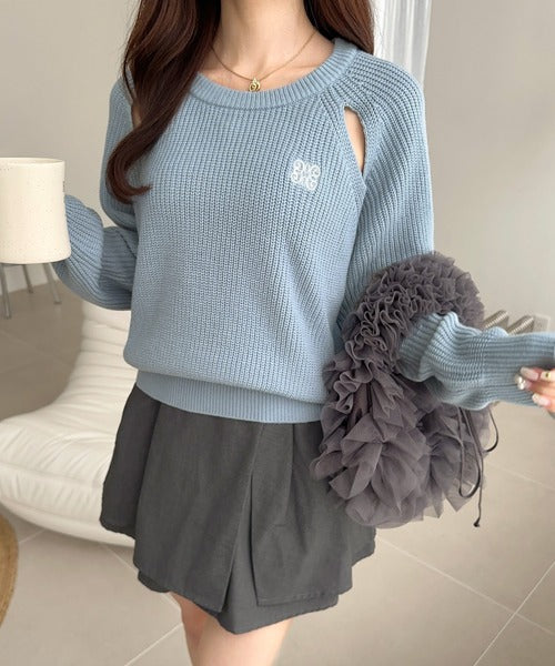 mily bilet】ヘルシーな肌見せで抜け感をプラス。肩スリット胸刺ニット