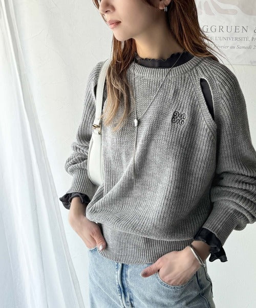 mily bilet】ヘルシーな肌見せで抜け感をプラス。肩スリット胸刺ニット